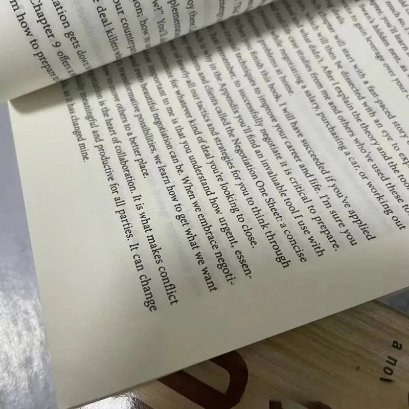 "Never Split the Difference" by Chris Voss:Negotiation, Emotional Intelligence&Communication Skills for Adults (English Edition)